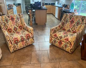 Beautiful swivel accent chairs (2)
29.5 x 35 x 31 (D)