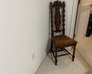 Jacobean Antique accent chair
24 x 38 x 18