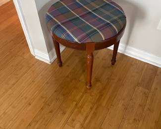 Plaid wood stool
18 Diameter 18.5 H