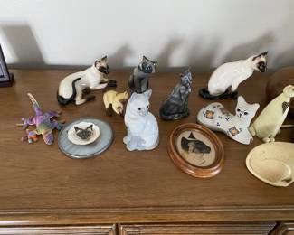 Collection of feline sculptures 