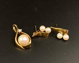 14k gold pearl pendant and earrings 3 grams