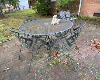 Nice vintage patio table and chairs.
