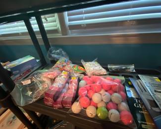 Plenty of nice golf balls.