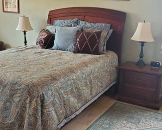 Queen size bed with duvet cover and 6 pillows. Matching.