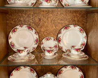 Set of Royal Albert Old Country Roses ( 8 - 5pc place settings), Old Country Roses tureen