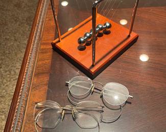 Newton's cradle and spectacles 