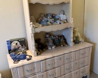 STANLEY DRESSER WITH HUTCH, BOYDS BEARS, OTTER COLLECTIBLES, DOLLS (TEA POT ON TOP SHELF HAS BEEN REMOVED FROM SALE BY CLIENT)