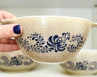 Pyrex Nesting Bowl Set.