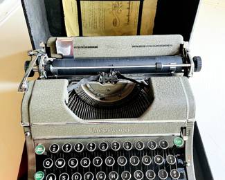 Vintage Underwood Portable Typewriter. Excellent condition.