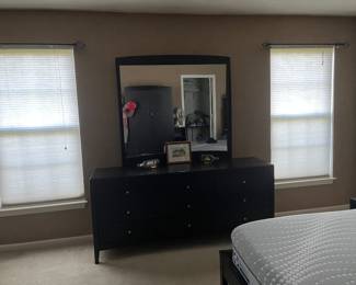 Espresso bedroom set- like new
Dresser w/ mirror
