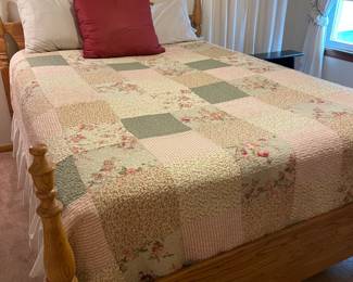 Four Post Double Bed & Quilt