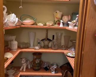 Nice selection of miscellaneous pottery including Hull, Haeger, McCoy, art class including Fenton, Carnival and unmarked glass