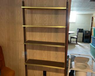 Vintage pole shelving unit…..great piece 😊