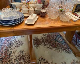 Oak Dining Room Table Houndstooth pattern with 2 leaves