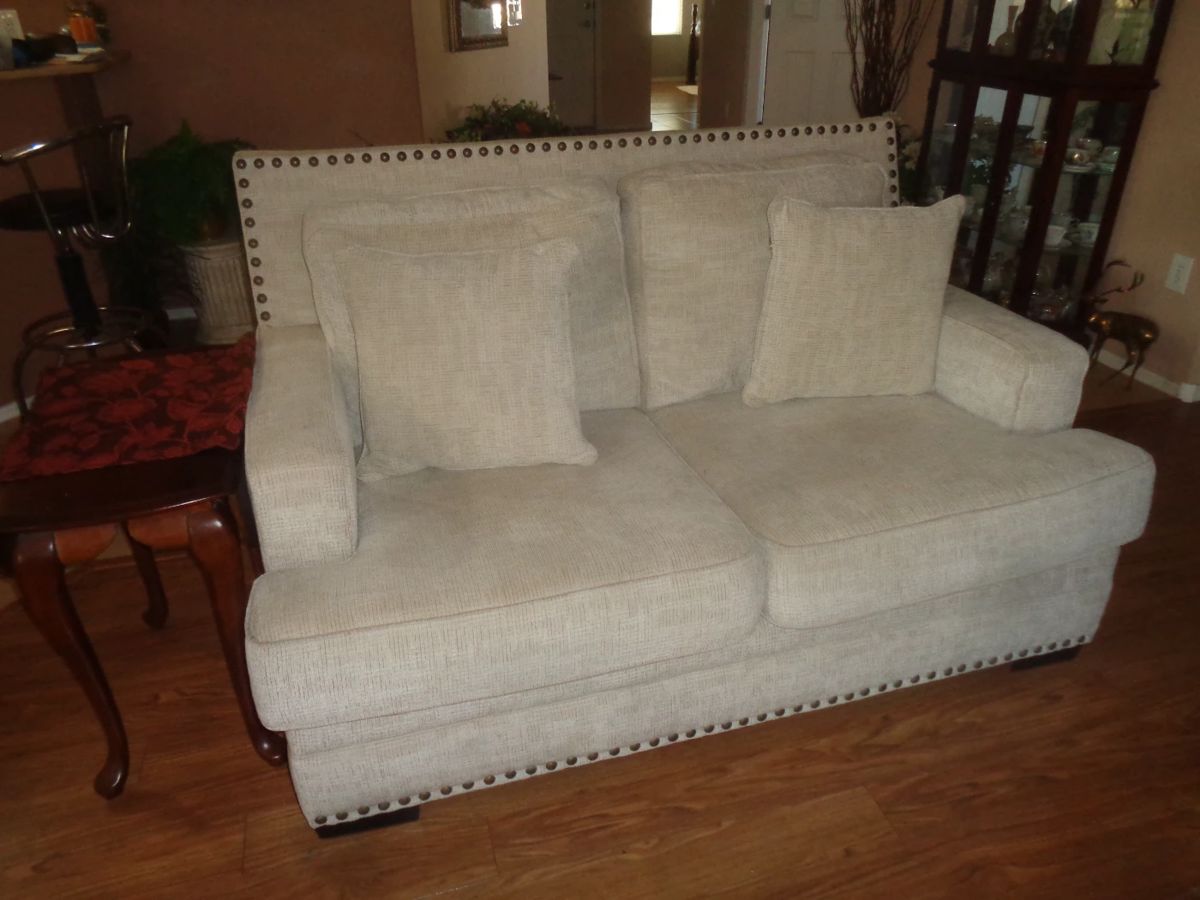 Very Clean white sofas with hobnails