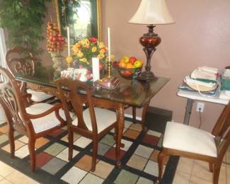 Very nice glass top table/chairs