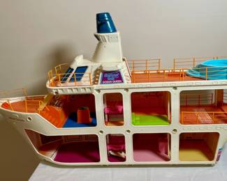 Vintage 1982 Kenner Glamour Gals Ocean Queen cruise ship with accessories.