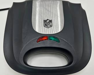 New York Giants Waffle Iron Model CS-602D
Lot #: 67
