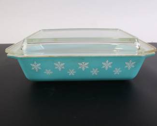 Lot 7302 Vintage Lidded Pyrex Snowflake Casserole  2 Quart 575B