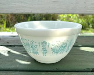 Small Pyrex Butterprint Mixing Bowl