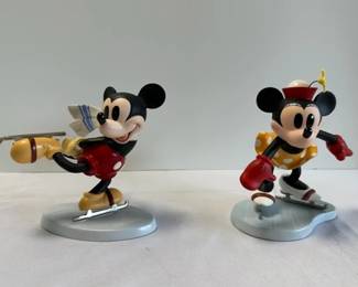 Classics Walt Disney Collection Mickey and Minnie Mouse On Ice