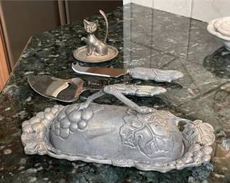 Lot 092   5 Bid(s)
Group of Metal Tableware