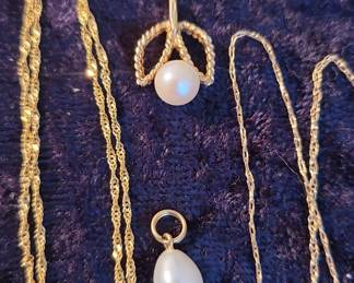 Gold chains and pearl pendant
