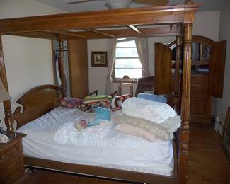 4 Poster Bed & Linens