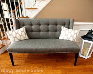 Tufted Nailhead Trim Bench Seat With Two Pillows