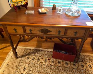 Gorgeous 3 drawer elegant desk