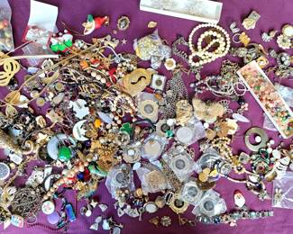 ASSORTED COSTUME JEWELRY LOT