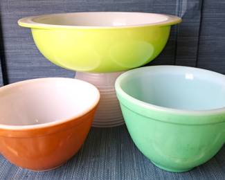 PYERX BOWLS & 1 UNMARKDED GREEN BOWL