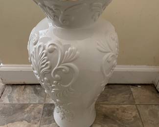 New Lenox Georgian Porcelain 16" Tall Vase with gold trim