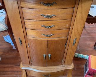 Standing jewelry box