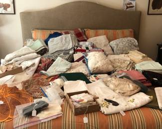 Many vintage linens - excellent king sized bed