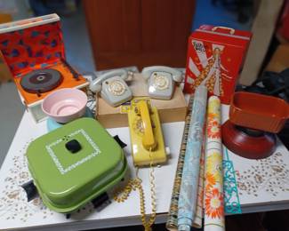 Small lot of fun retro items. 