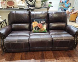 Leather Couch that reclines - Electric 