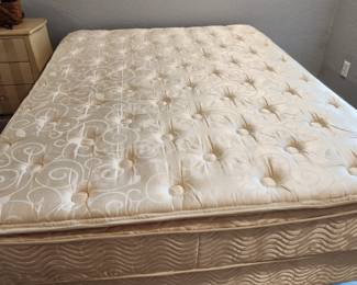 Queen Size Bed - In Apartment 