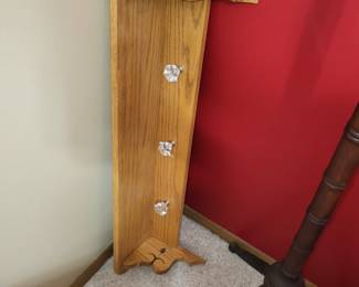 Shelf with knobs