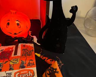 Velvet cat stand up 
Paper hat 
Paper noise maker 