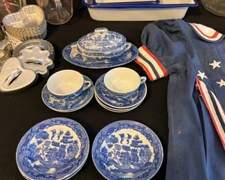 Child’s blue Willow dishes 
