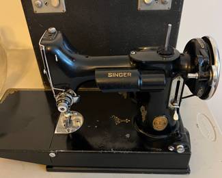 1940’s Featherweight Singer sewing machine 