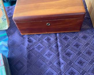 Small lane cedar box