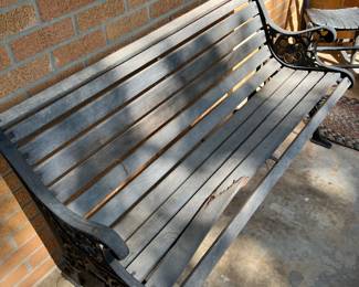 Wood bench ( one slat broken 