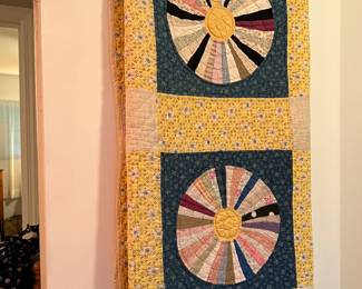 Unusual Dresden plate quilt 
