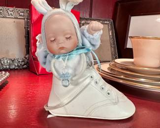 Sleeping baby in shoe with (blank) name & stats on bottom has some spotting to clothing (should be cleanable) music box 5"H