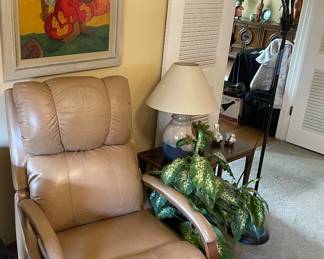 LAZYBOY RECLINER. NOT ELECTRIC. NICE LEATHER.