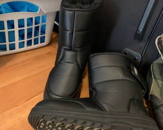 #81 Black Snow Boot - Size 10 - Women's $20.00