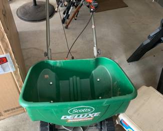 #185 Scotts Deluxe Spreader $25.00