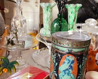 ANTIQUE ART GLASS VASES, ANTIQUE MAXWELL HOUSE COFFEE TIN, 